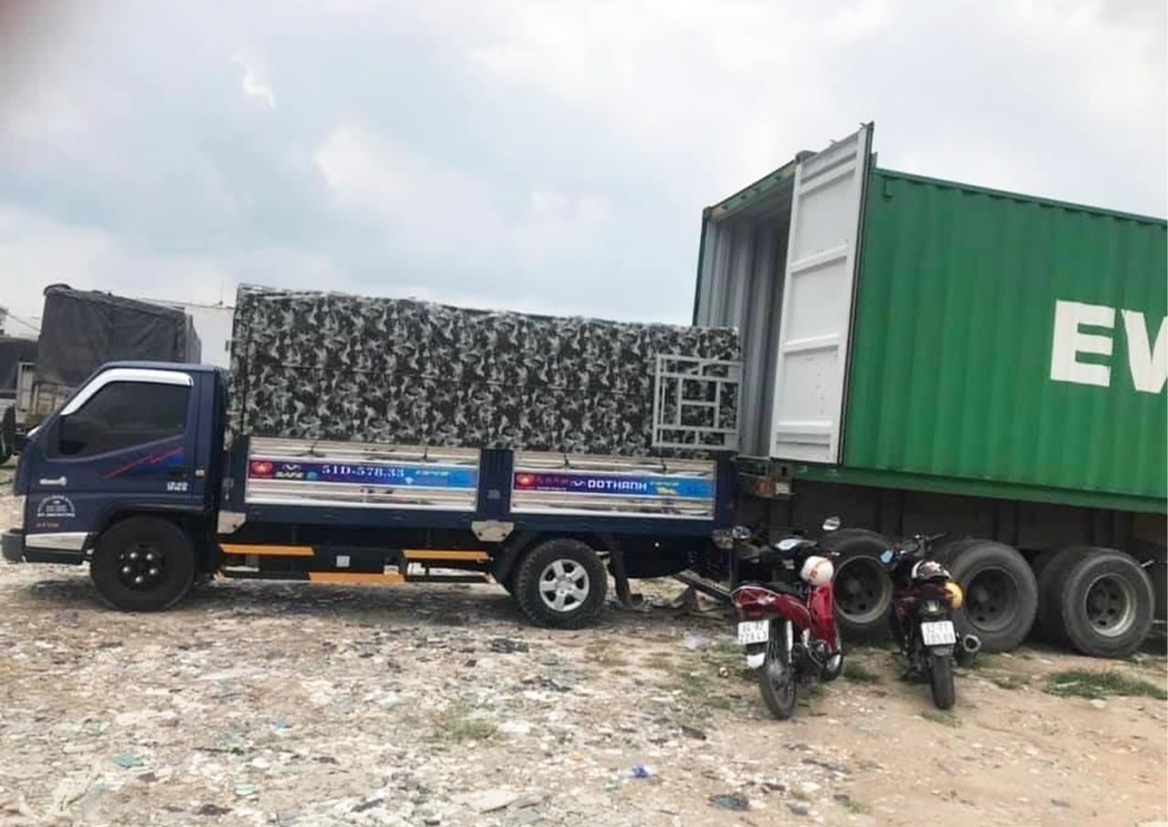 Xe tải chở hàng đi các tỉnh
